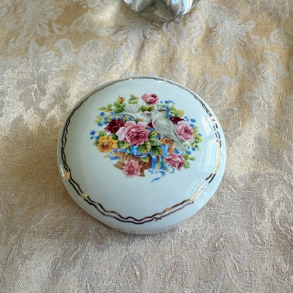 Vintage Porcelain Trinket box With Doves and Roses - Picture 10 of 11